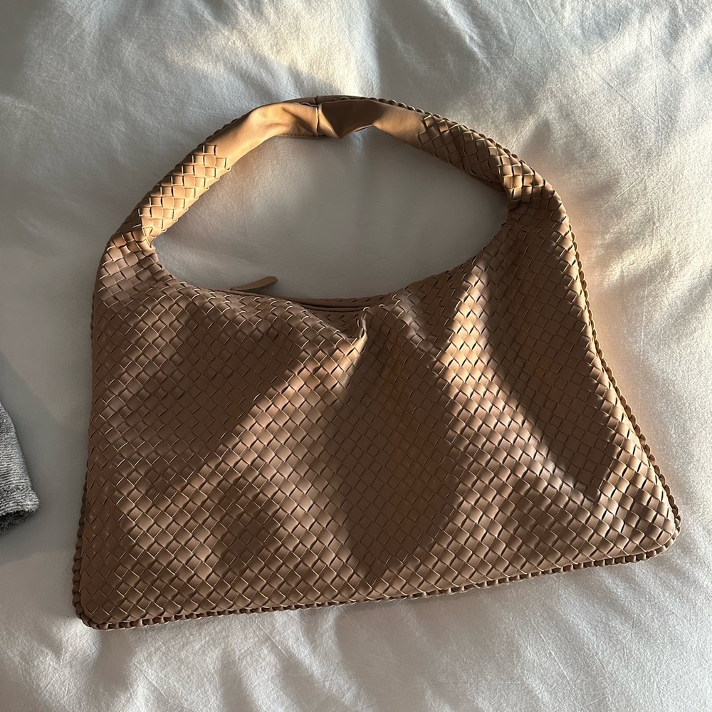 Women’s Woven Shoulder Bag